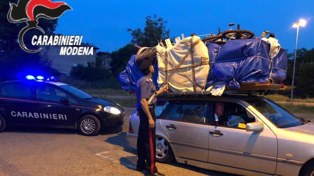 Carpi, trasloco caricando tutto sopra... un'auto: multato