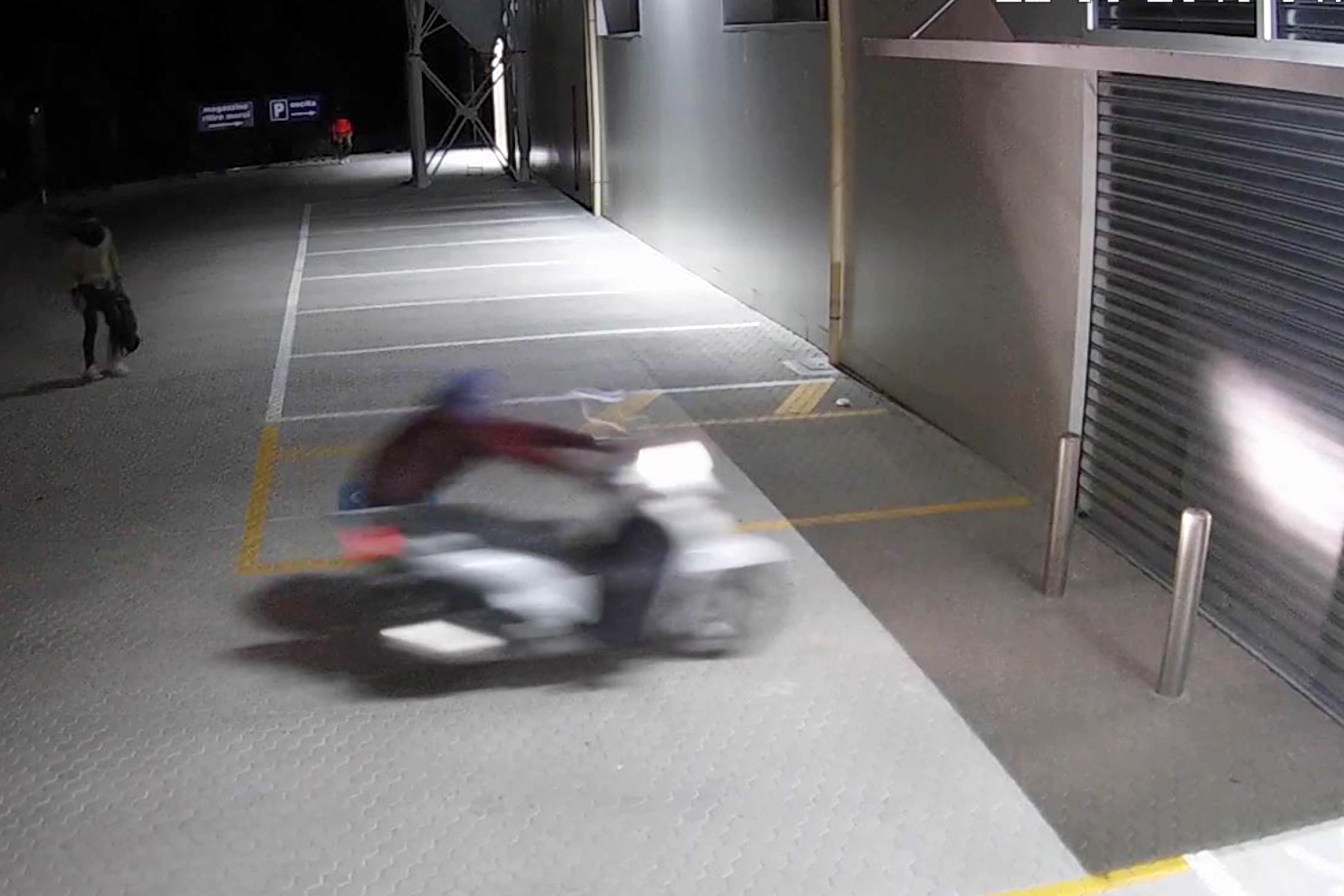 Il ladro si scaglia contro la serranda con lo scooter (foto Sestini)