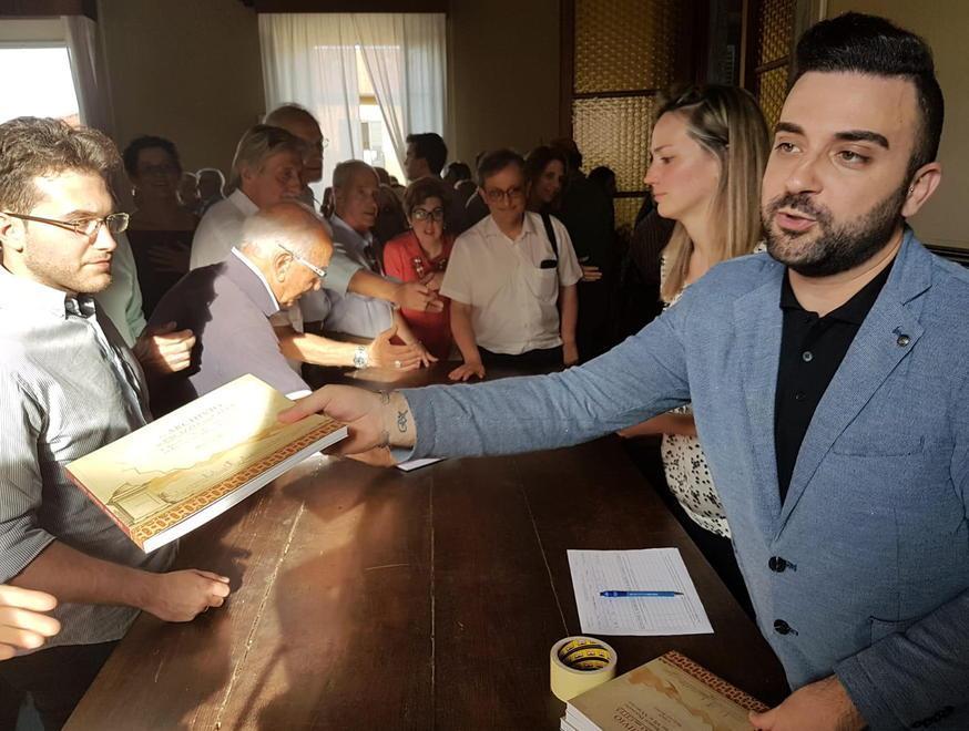In trecento per il libro regalato dalla diocesi 