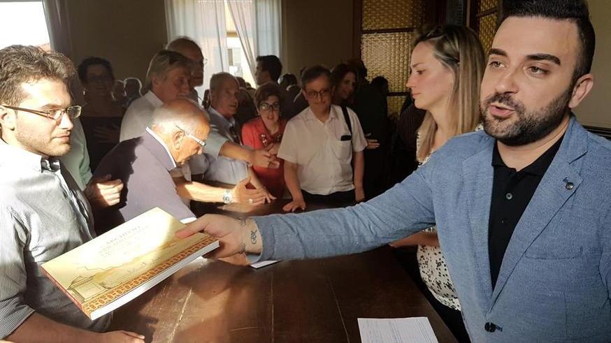 In trecento per il libro regalato dalla diocesi