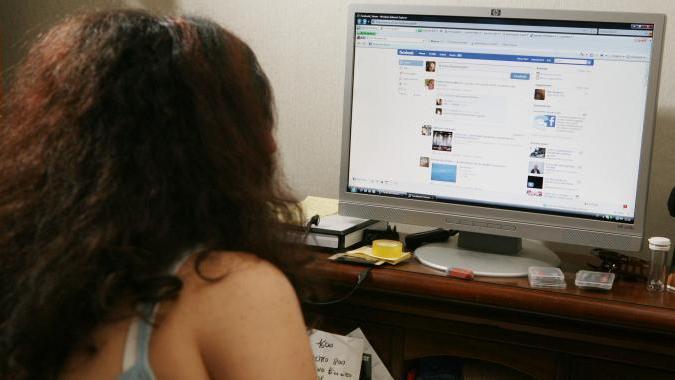 Lo lascia, lui la sequestra e la stupra dopo averla legata al sedile dall'auto