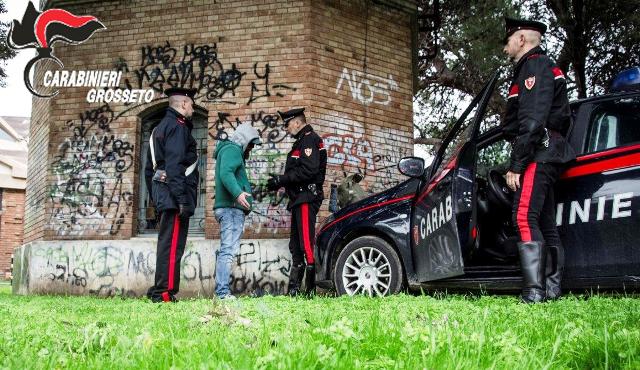 Danneggia le auto in sosta e aggredisce i passanti