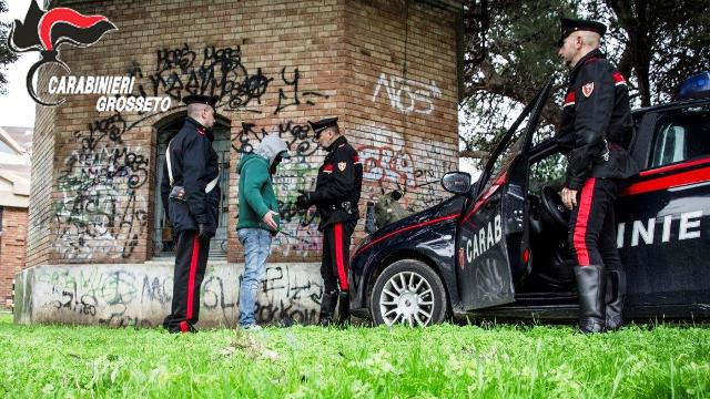 Danneggia le auto in sosta e aggredisce i passanti