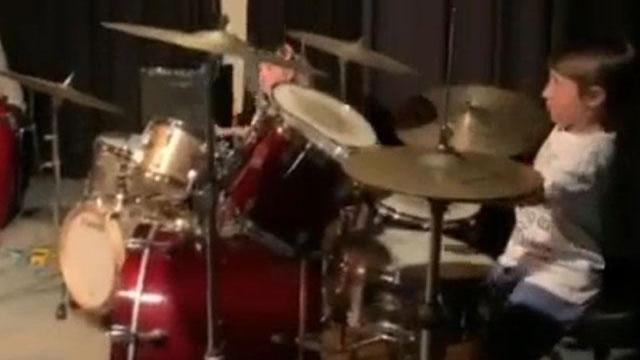 Baby batteristi conquistano la scena al saggio di fine anno della scuola di musica - Video