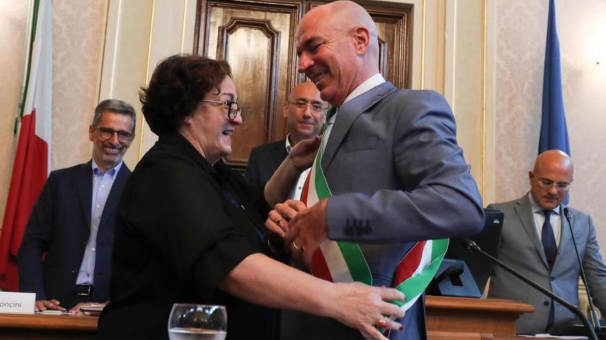 Salvetti tende la mano alle altre forze ma la luna di miele in consiglio non dura