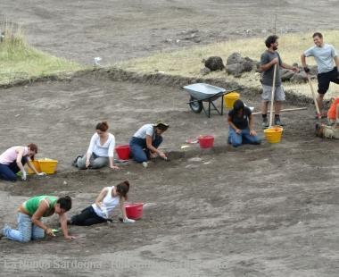 Gli archeologi al lavoro alla ricerca di tracce dellantico villaggio 