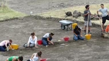 Gli archeologi al lavoro alla ricerca di tracce dell&#146;antico villaggio 