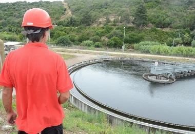 Operai al lavoro al depuratore di Caniga (foto di Mauro Chessa) In basso la spiaggia di Baja Sardinia chiusa nell’estate 2009 in seguito allo sversamento di liquami