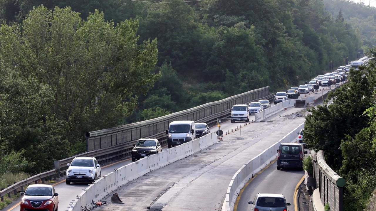 Il cantiere lungo la Fi-Pi-Li e i mezzi incolonnati nel tratto Montelupo-Ginestra