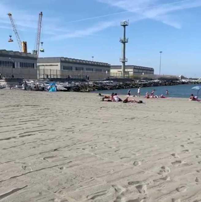 Spiagge libere, a Carrara niente accesso per disabili. Il Comune: «A giorni saranno posizionate» 