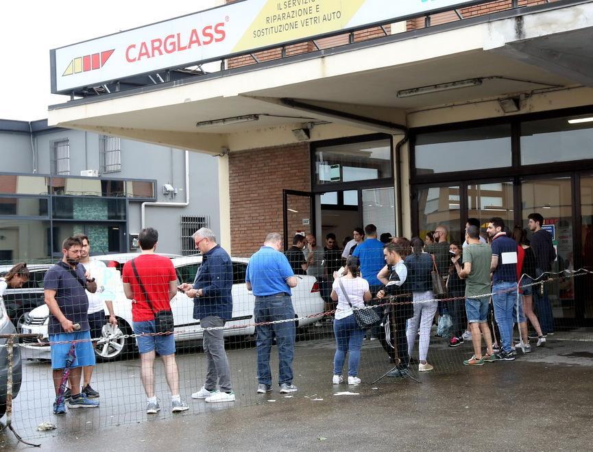 Modena, la lenta processione nell'officina ricambi nella speranza (vana) di un parabrezza nuovo 