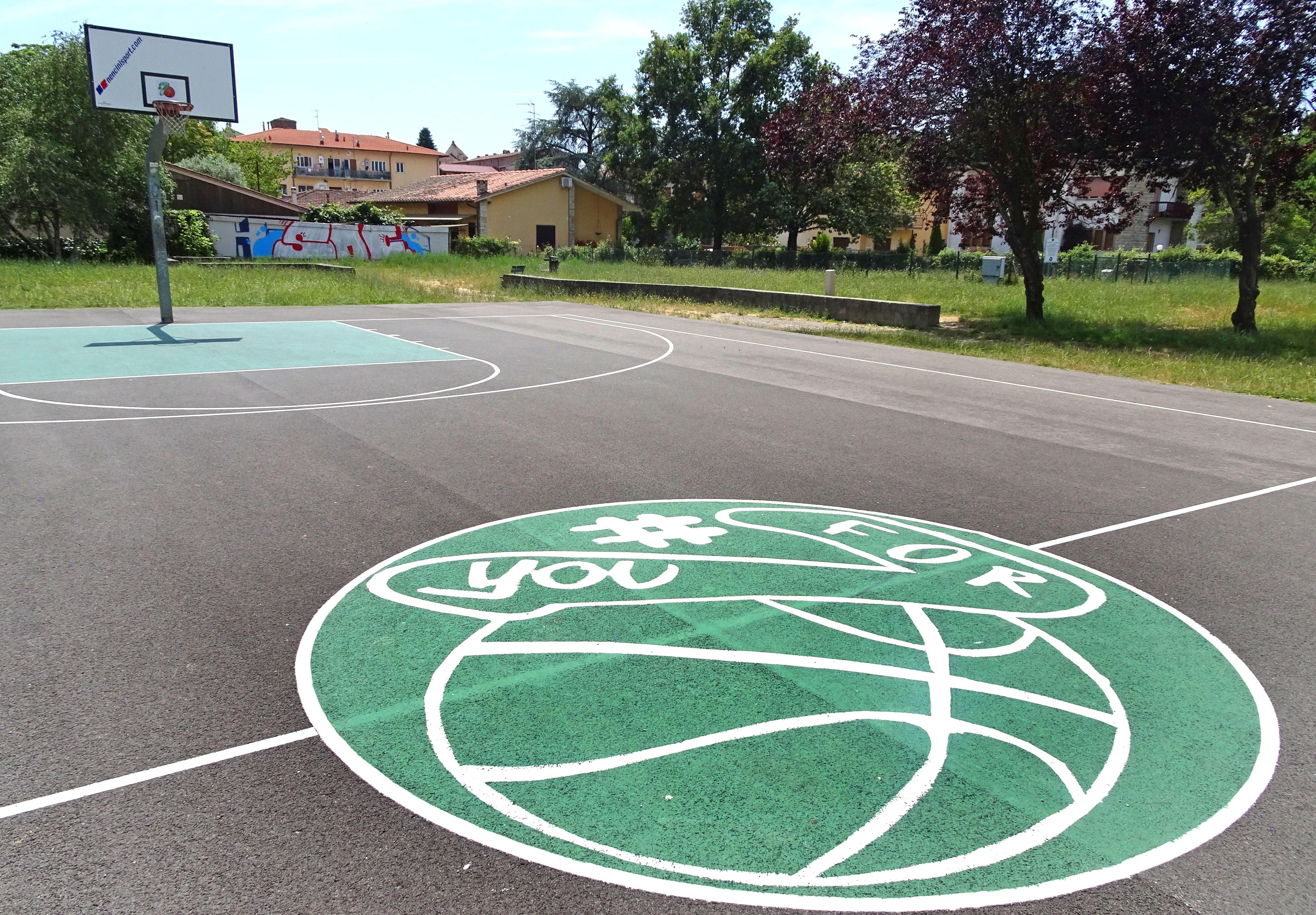 Il campetto di basket nel parco Ilaria Alpi di viale Arcadia