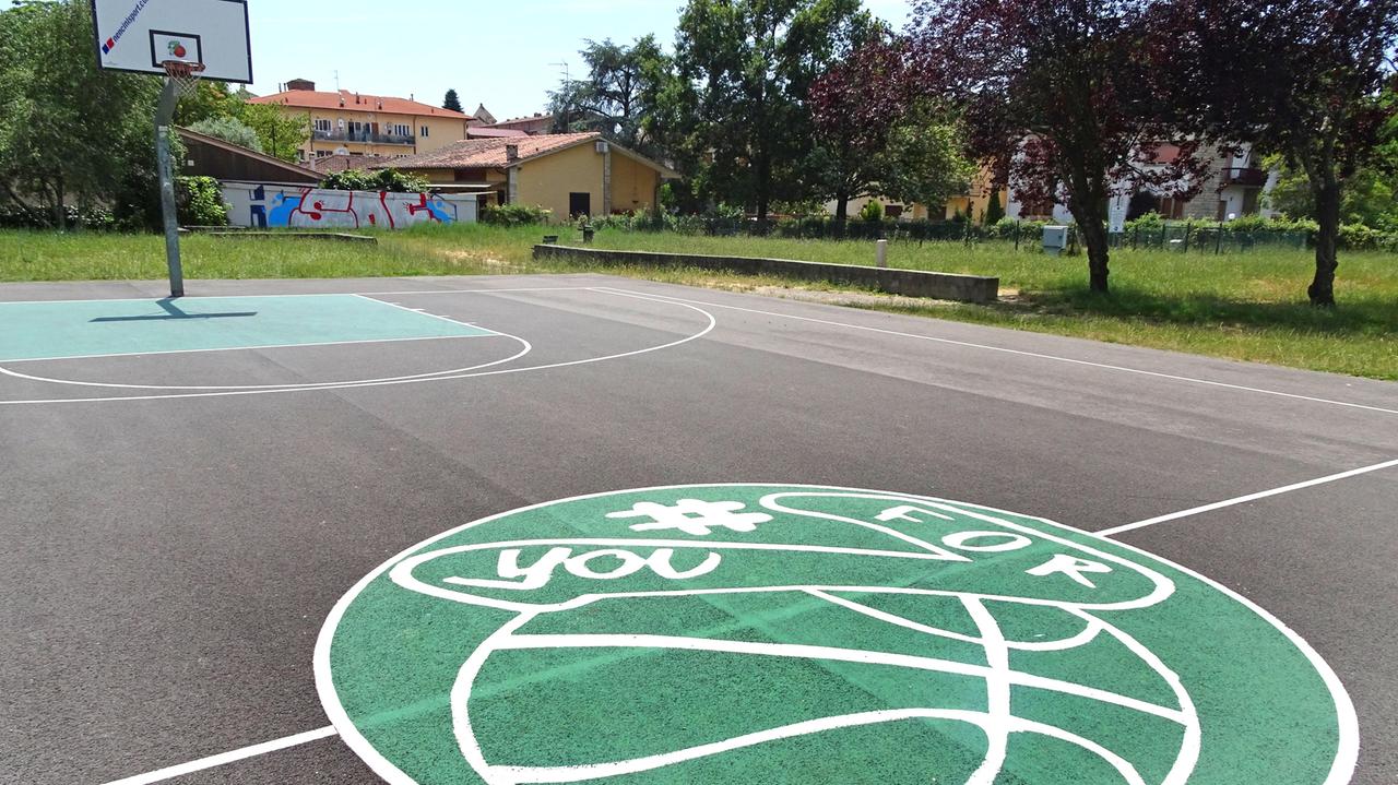 Il campetto di basket nel parco Ilaria Alpi di viale Arcadia