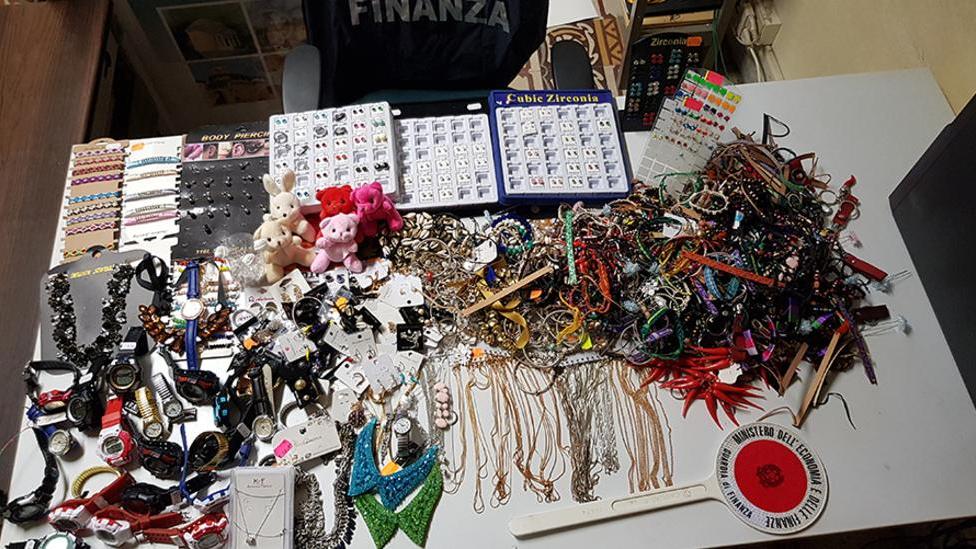 Sequestrati 3.096 articoli tra bigiotteria e cosmetici