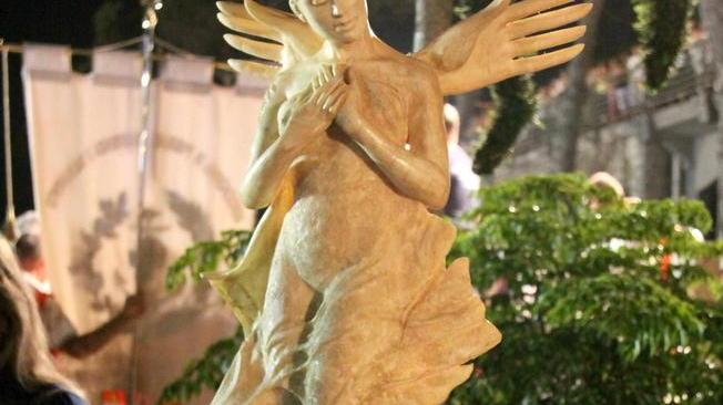 I vigili del fuoco premiano il personale sanitario di quella notte