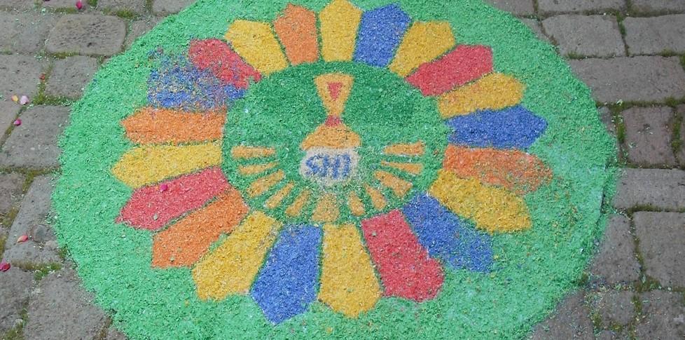 Per il Corpus Domini tappeti di fiori in strada tra fede e meraviglia