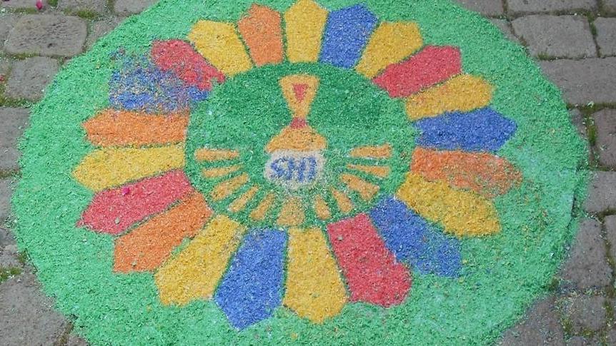 Per il Corpus Domini tappeti di fiori in strada tra fede e meraviglia