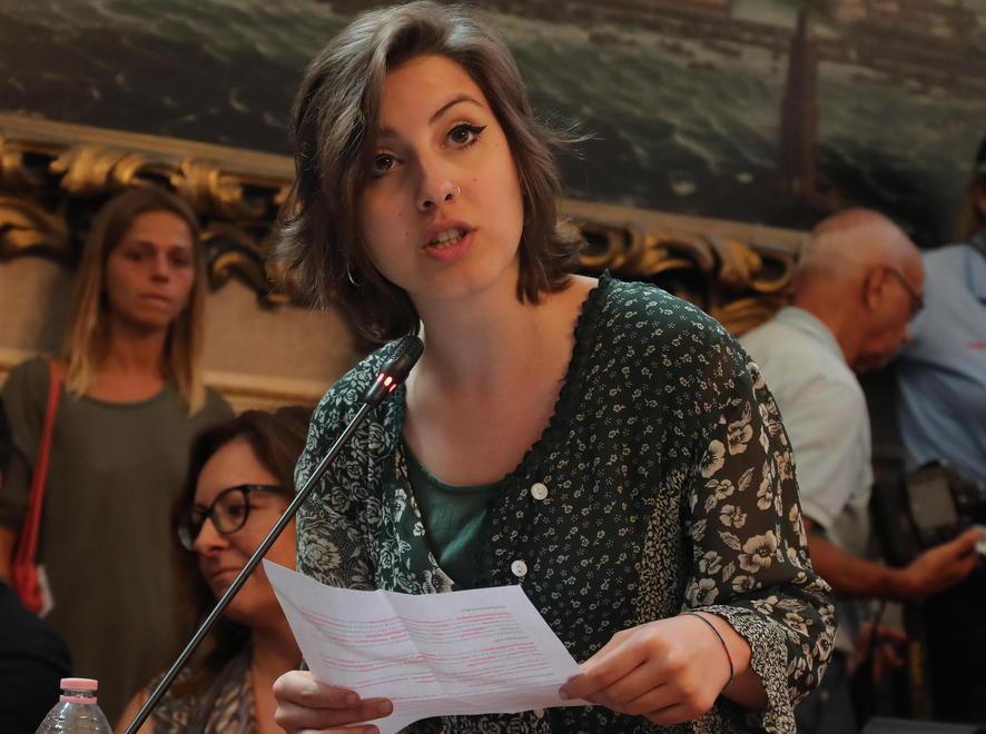 La più giovane di Potere al popolo entra subito a gamba tesa sui Dem