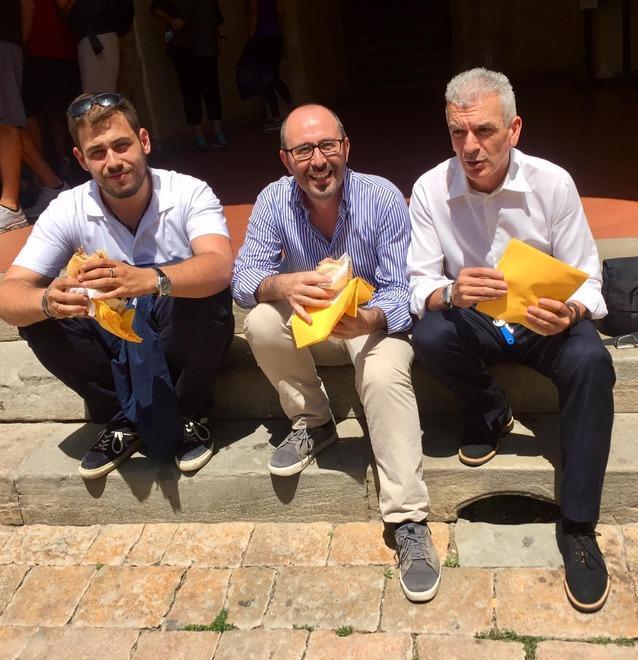 Danti mangia sugli scalini anche a Volterra