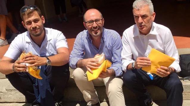 Danti mangia sugli scalini anche a Volterra