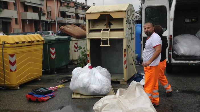 Alia corre ai ripari e ripristina la raccolta degli indumenti