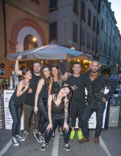Yoga in piazza all’alba le Frecce Tricolori e notte bianca in musica L’estate parte col botto