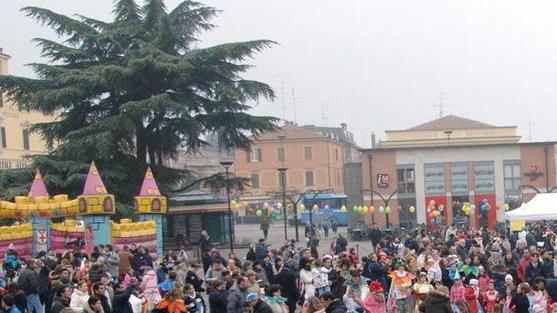 Musica e balli in piazza Il centro città si accende