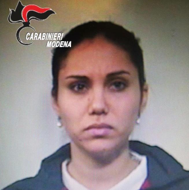 Caccia alla truffatrice che abbraccia gli anziani e prende loro la collanina
