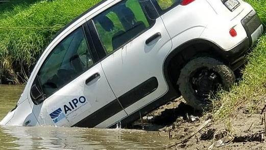 Auto di Aipo finisce nel Po