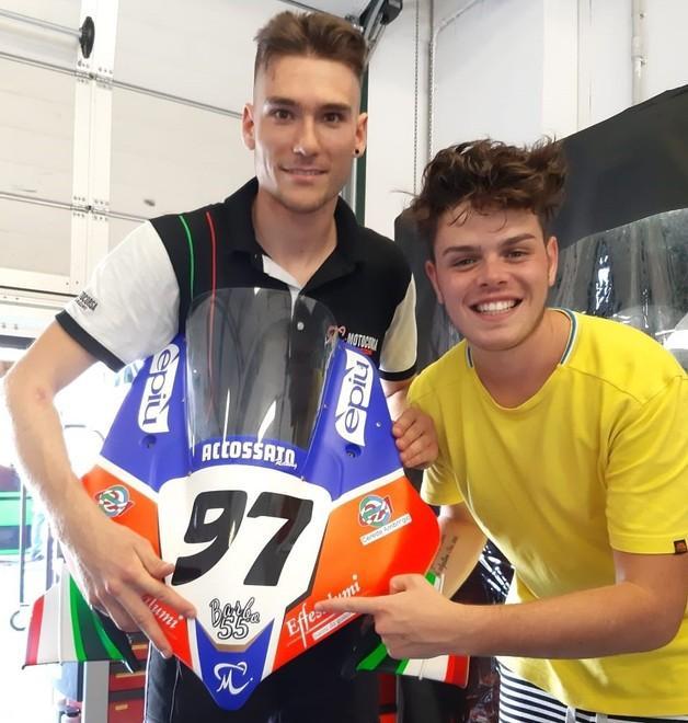 Cavalieri a Misano con un casco per Barboni