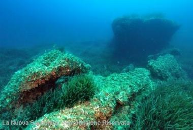 Le ossa umane trovate vicino al sottomarino e a sinistra la struttura lunga 77 metri 
