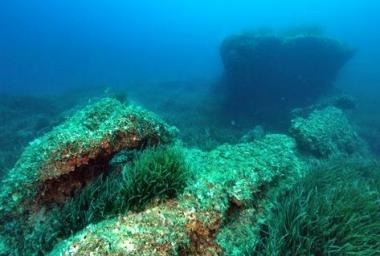 Le ossa umane trovate vicino al sottomarino e a sinistra la struttura lunga 77 metri