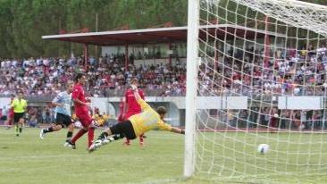 Il gol di Larrivey che ha sbloccato il risultato (foto Uscidda)