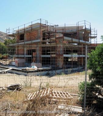 Sopra Ovidio Marras e in alto due immagini dellalbergo 