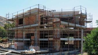 Sopra Ovidio Marras e in alto due immagini dell’albergo