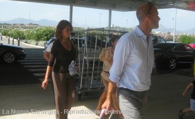 Sofia Loren, col figlio Edoardo, ieri pomeriggio, in partenza dallaeroporto di Olbia 