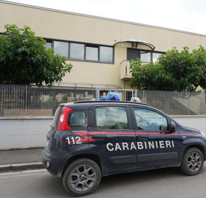 Il tetto si sfonda e precipita da otto metri, grave artigiano
