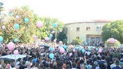Centinaia di palloncini per l'addio a Claudia e Alessandro