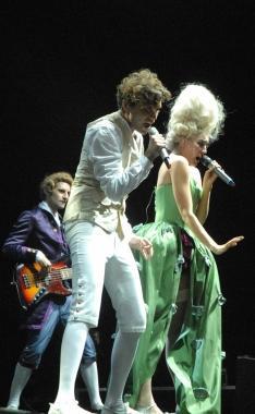 Mika sul palco del Cala di Volpe durante lo spettacolo che ha travolto gli ospiti dell’hotel extralusso