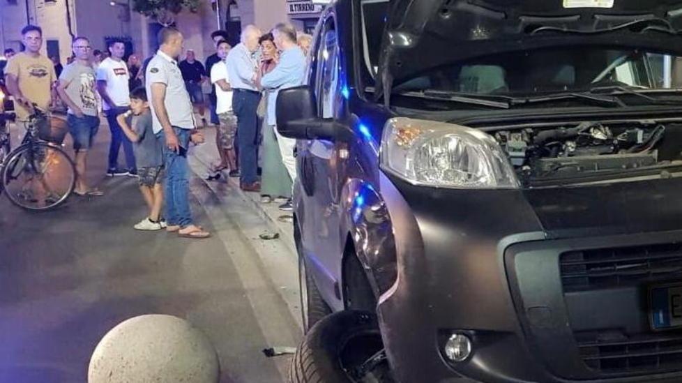 L’auto danneggiata dopo l’incidente