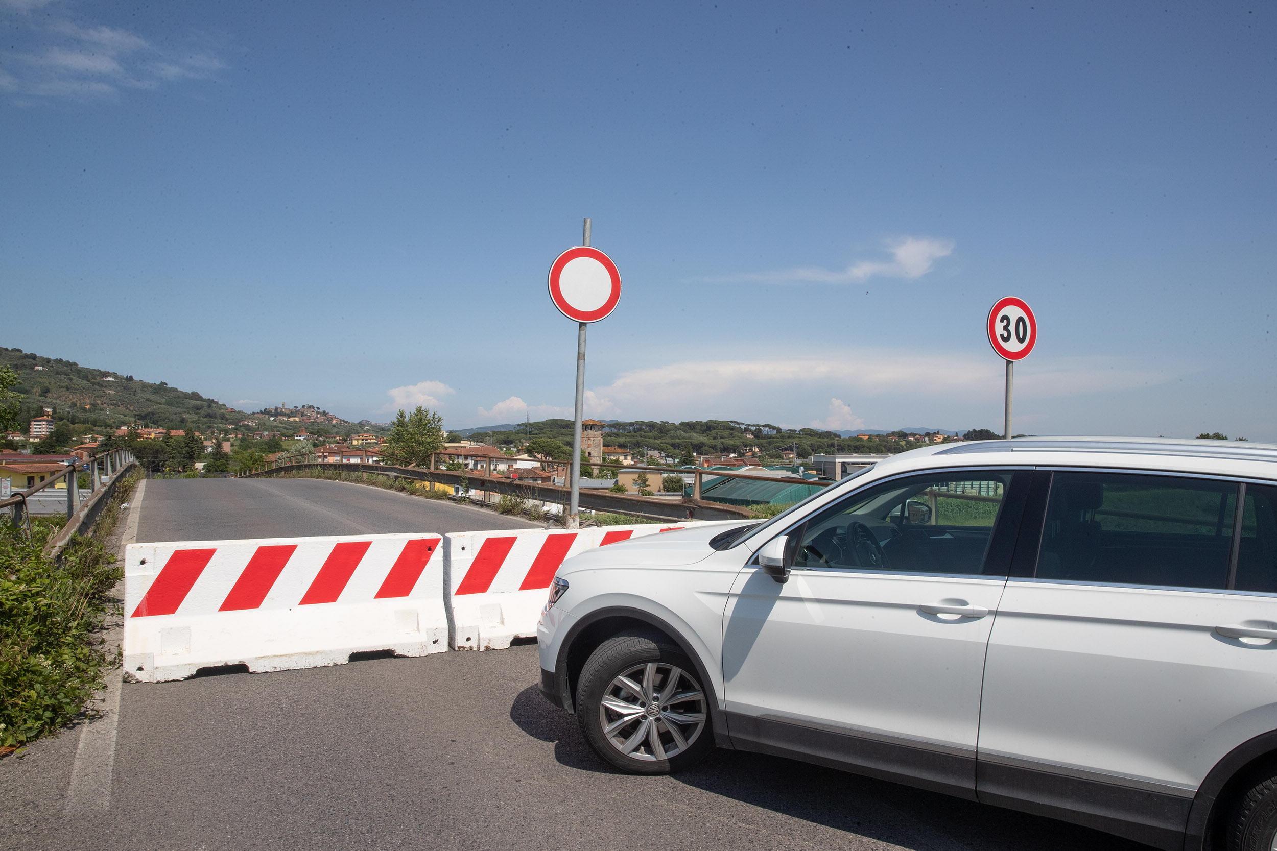 Il ponte chiuso (Foto Nucci)