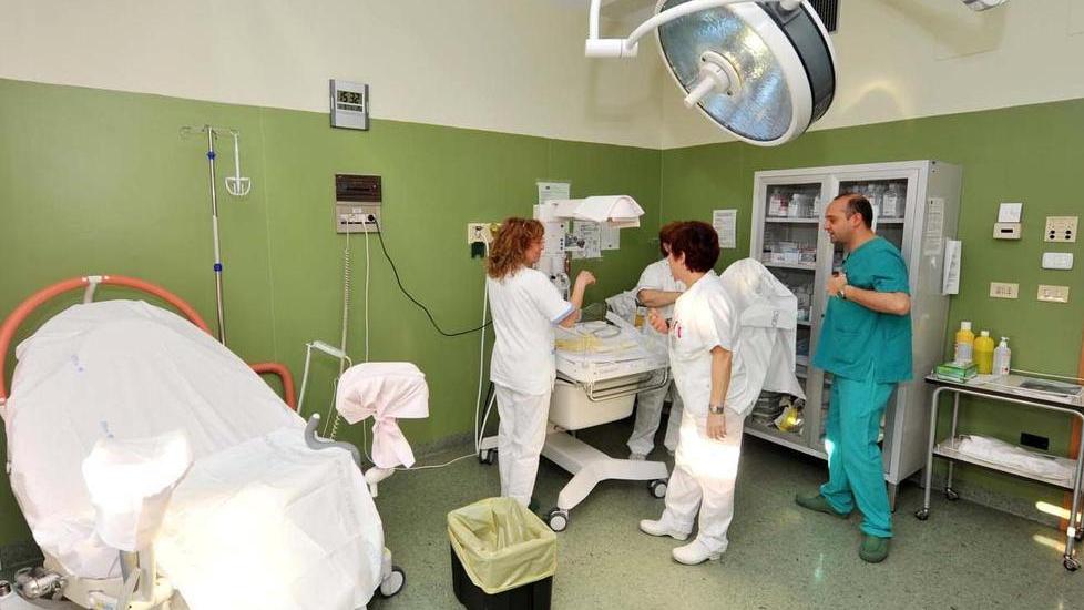 Ostetrica in ambulanza per le donne in travaglio