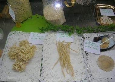 <b>Il caro vacanze </b>A sinistra, linterno del pastificio di Golfo Aranci In alto, una vetrina annuncia una curiosa &laquo;svendita&raquo; a Porto Rotondo  