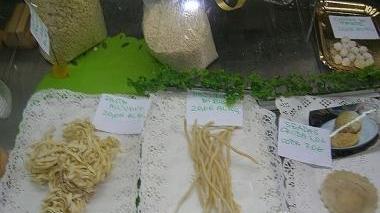 <b>Il caro vacanze </b>A sinistra, l’interno del pastificio di Golfo Aranci In alto, una vetrina annuncia una curiosa «svendita» a Porto Rotondo