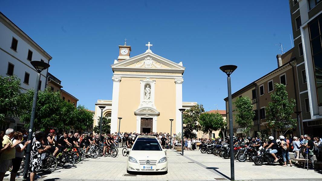 Un corteo di moto e bici da corsa per l'ultimo saluto a Paolo