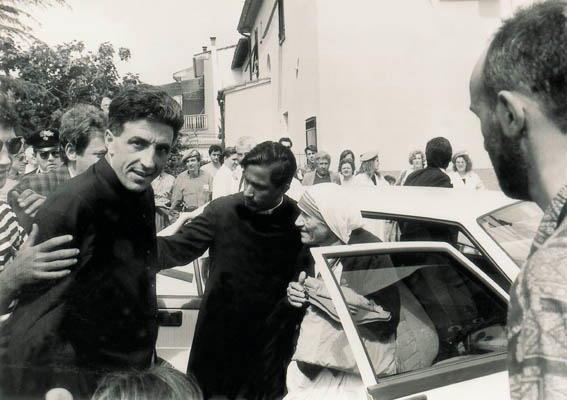 L'arrivo di Madre Teresa di Calcutta nel 1990 a Perignano accolta dall'allora giovane don Armando Zappolini