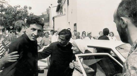 L'arrivo di Madre Teresa di Calcutta nel 1990 a Perignano accolta dall'allora giovane don Armando Zappolini