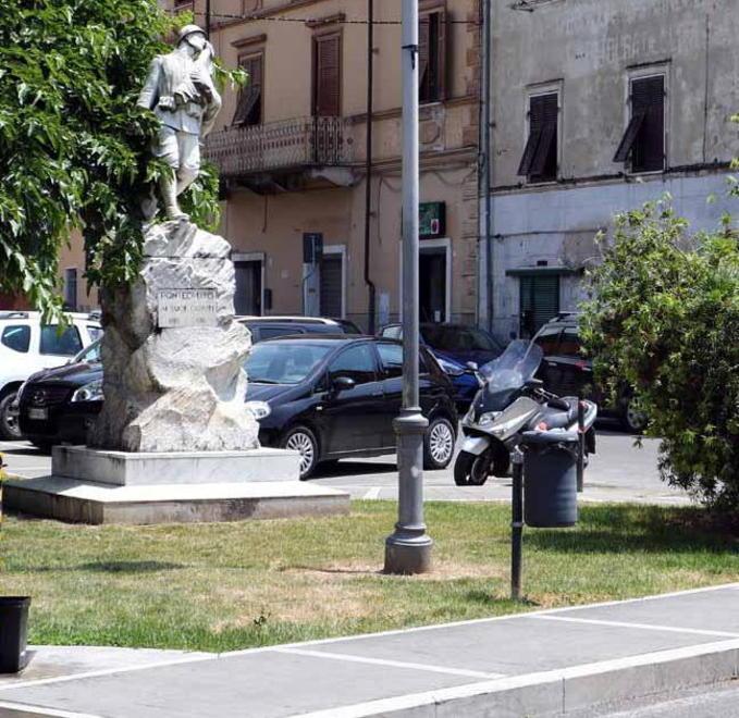 Lite al bar a Carrara, un uomo aggredito col coltello 