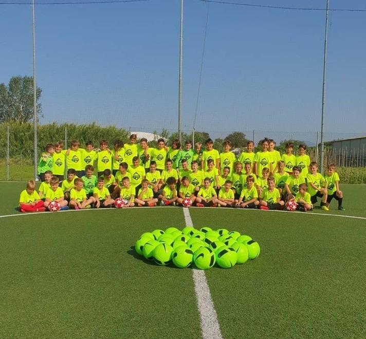 Sessanta baby calciatori tra pallone e spiaggia 