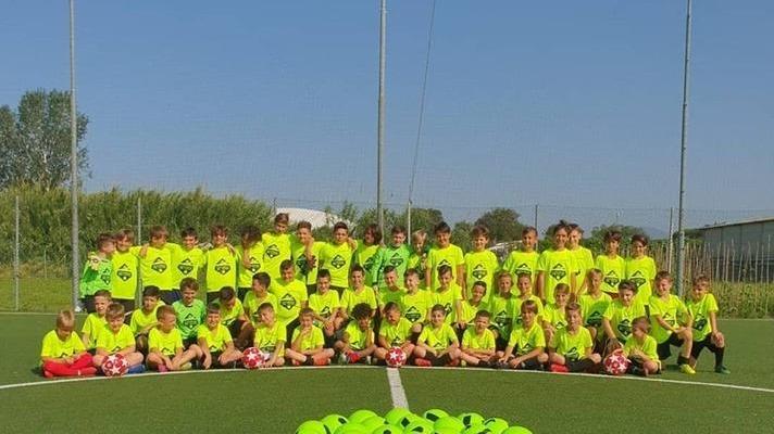 Sessanta baby calciatori tra pallone e spiaggia